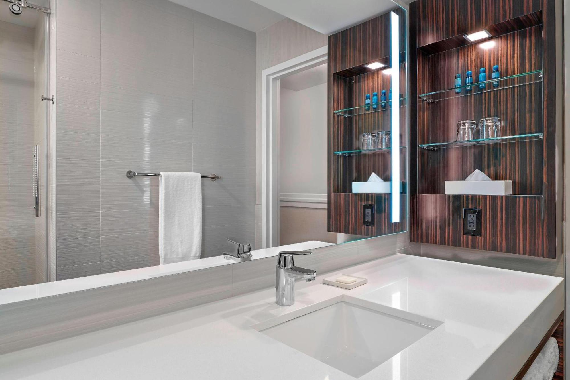 Delta Hotels By Marriott Edmonton Centre Suites Ngoại thất bức ảnh