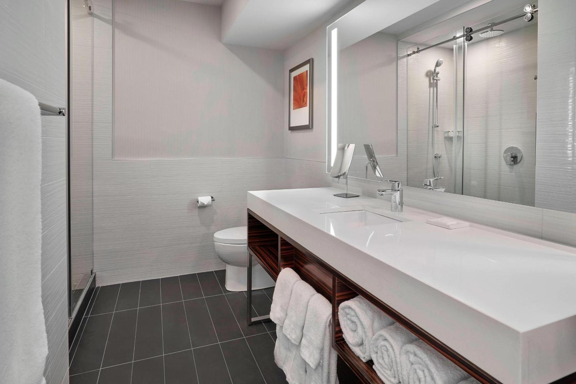 Delta Hotels By Marriott Edmonton Centre Suites Ngoại thất bức ảnh