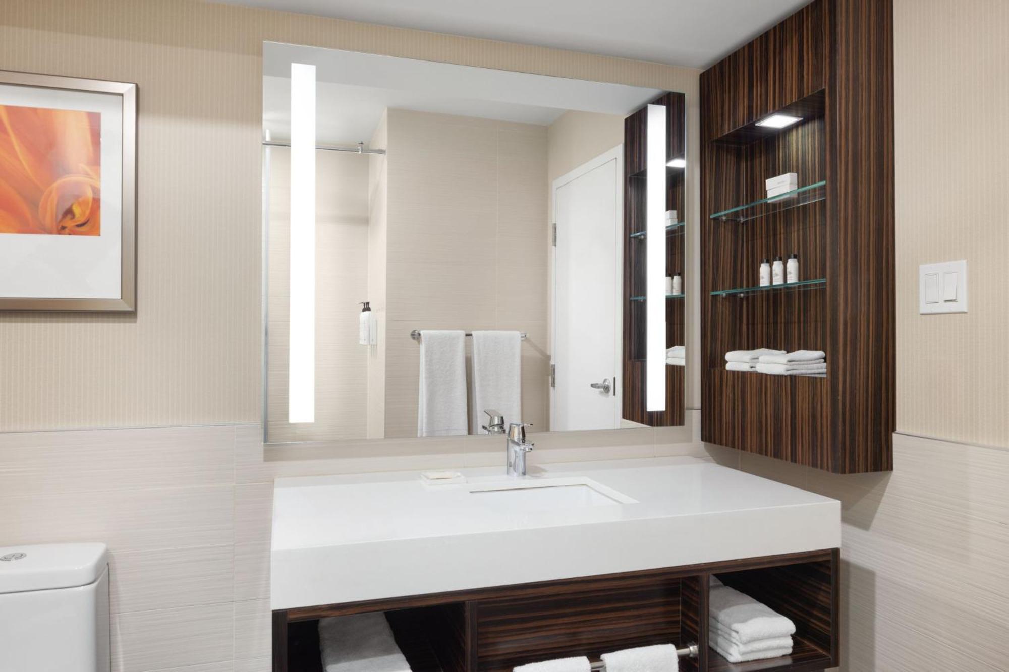 Delta Hotels By Marriott Edmonton Centre Suites Ngoại thất bức ảnh